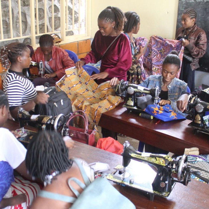 goma foto naaie met meisjes