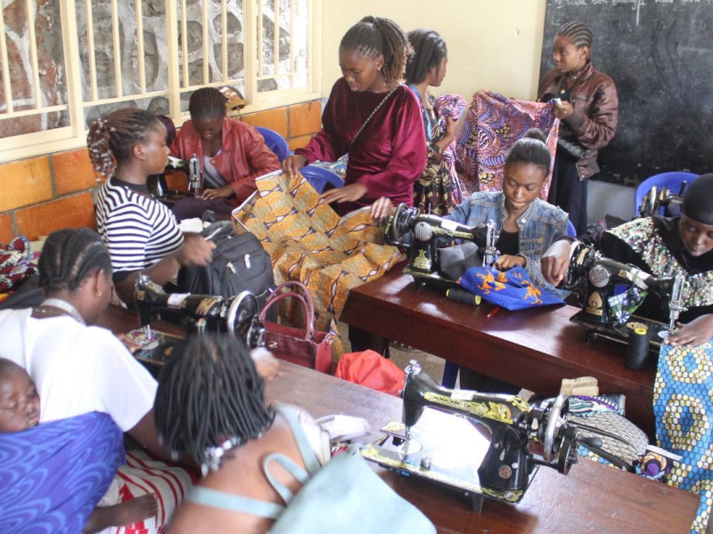 goma foto naaie met meisjes